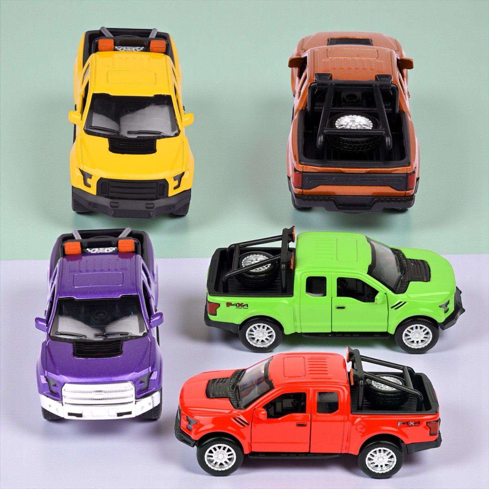 شاحنات متعددة الاستخدامات 1:36 مع أضواء وصوت — SUV PICKUP