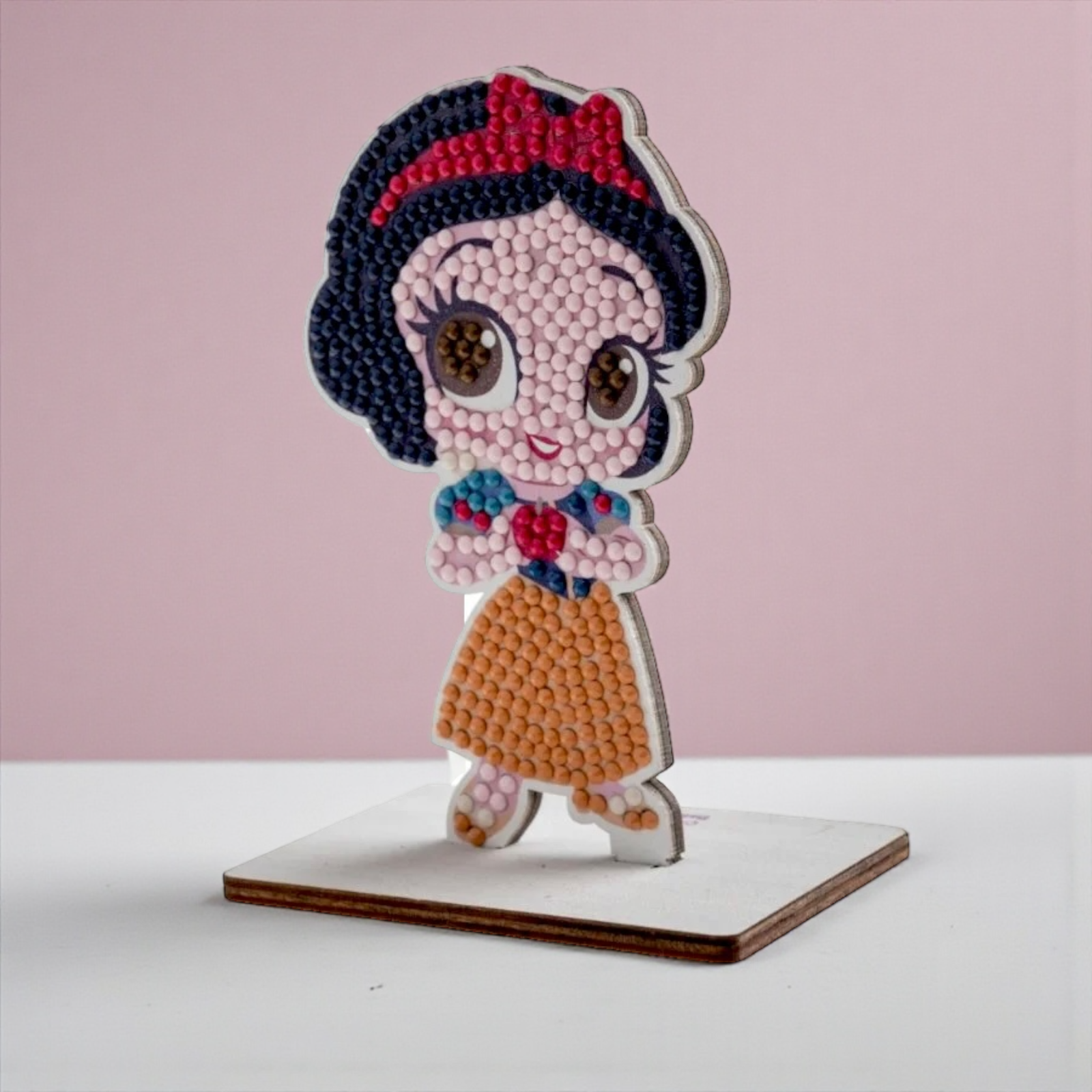 اصنع شخصية Snow White بأحجار الكريستال آرت